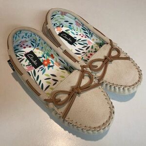 CLARKS NWOT ROMSY MAE SUEDE LEATHER MOCCASIN SLIPPERS WOMENS SZ 9